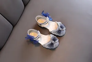 Detailansicht der glitzernden Prinzessinnenschuhe für Mädchen mit blauer Schleife