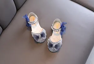 Elegante silberne Mädchen-Prinzessinnen-Tanzschuhe mit blauen Schleifen und Perlen