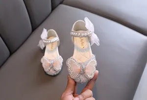 Detailansicht rosa Prinzessinnenschuhe für Mädchen mit Perlen- und Schmetterlingsverzierungen