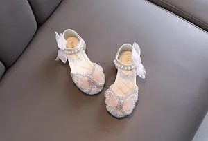 Elegante Mädchen-Prinzessinenschuhe mit großen Schmetterlingsschleifen, Perlen und Strass.