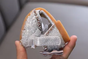 Vista ravvicinata della flessibilità di scarpe da principessa argento per bambina