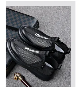Vista detallada de los zapatos casuales de verano para hombre en malla negra transpirable