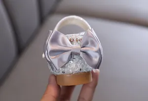 Dettaglio scarpa da principessa per bambina con fiocco in raso grigio e strass