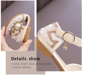 Gros plan de sandales de princesse pour filles avec semelle souple et perles