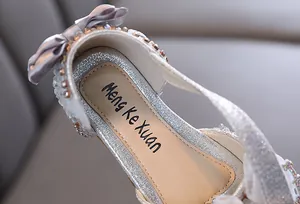 Dettaglio scarpa principessa argento glitter con fiocco in raso e strass bimba