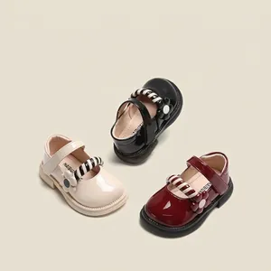 Glänzende Lackleder Baby Mädchen Mary Jane Lauflernschuhe mit Blumendetail in drei Farben
