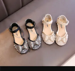 Vue détaillée de sandales de princesse pour filles avec perles et nœud scintillant