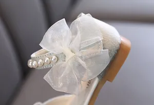 Detailansicht der Prinzessin-Schuhe für Mädchen mit Organzaschleife und Perlenriemen.