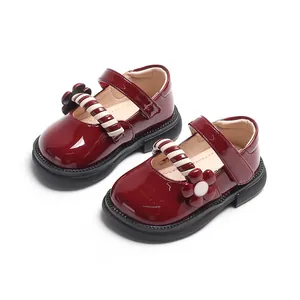Elegante, glänzende burgunderrote Baby-Mädchen Mary Jane Prinzessinnenschuhe mit Blume