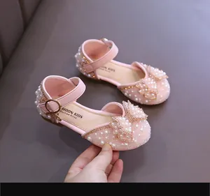 Vue détaillée des sandales de princesse roses pour filles avec perles et un nœud brillant