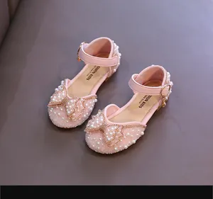 Vue détaillée de sandales roses pour filles avec perles et décoration en nœud papillon