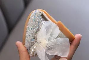 Detailansicht der flexiblen Sohle von Mädchen-Prinzessinenschuhen mit Pailletten und Schleife