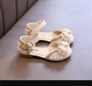 Vue détaillée de sandales de princesse blanches pour filles avec perles et nœuds