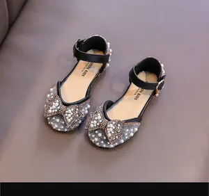 Vue détaillée des sandales noires pour filles avec nœud en perles élégant et paillettes