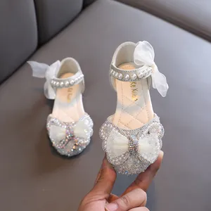 Elegante funkelnde weiße Mädchen Prinzessinnen-Schuhe mit Perlen und großer Netzschleife
