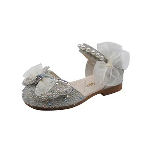 Elegante funkelnde silberne Mädchen-Prinzessinenschuhe mit großen Netzschleifen und Perlen.