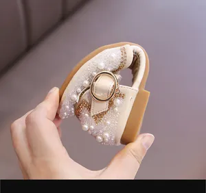 Sandale de princesse souple pour fille avec perles et cristaux, vue détaillée