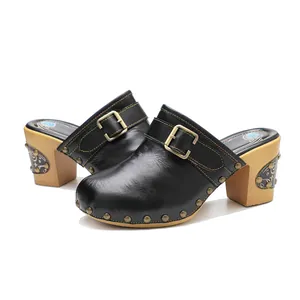 Vue détaillée de sabots vintage en cuir noir avec talons épais en bois et boucles