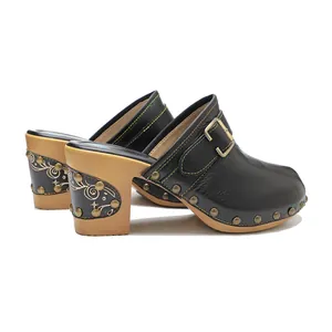 Sabots vintage en cuir noir avec clous en bronze et talon en bois gravé