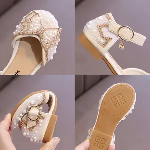 Sandales de princesse pour filles avec nœud en perles et détails en strass en collage.