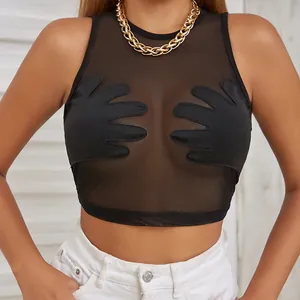 Λεπτομέρεια μαύρου διχτυωτού crop top με δημιουργικά μπαλώματα σε σχήμα χεριού