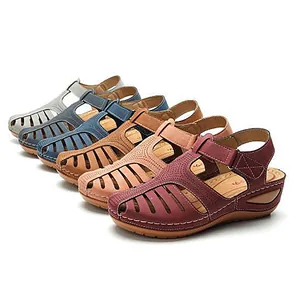 Cómodas sandalias de cuña para mujer con un diseño de punta cerrada y correa ajustable