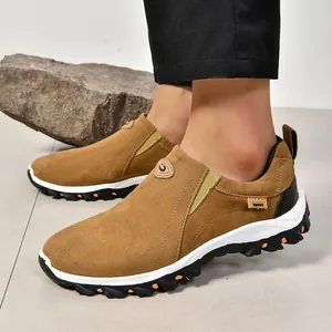 Baskets d'extérieur sans lacets pour hommes en daim marron avec semelles de traction robustes