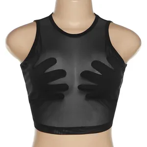 Λεπτομερής προβολή μαύρου διχτυωτού crop top με δημιουργικά μαύρα μπαλώματα παλάμης