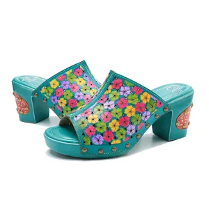 Sandales vintage turquoise à talons épais avec fleurs en cuir colorées et des clous