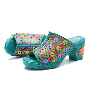 Vue détaillée de sandales en cuir faites à la main avec talons blocs et motifs floraux rétro