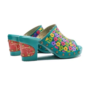 Mules vintage en cuir à fleurs avec talons épais et détails cloutés