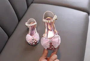 Detailansicht rosa Mädchen Prinzessin Schuhe mit Pailletten-Schleife und Perlenriemen