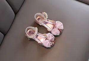 Detailansicht von rosa Prinzessinnenschuhen für Mädchen mit Schleife und Perlen