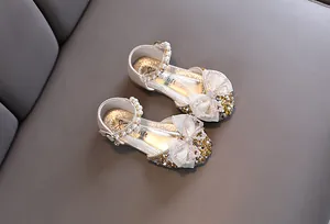 Detailansicht von Prinzessinnenschuhen für Mädchen mit Strassschleifen und Perlen