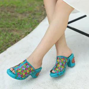 Sandales élégantes en cuir à fleurs vintage avec talons blocs portées dehors