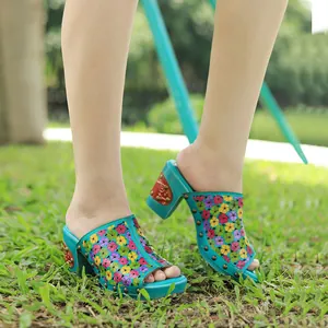 Détail de sandales en cuir fait main à motifs floraux rétro avec talons épais sur modèle