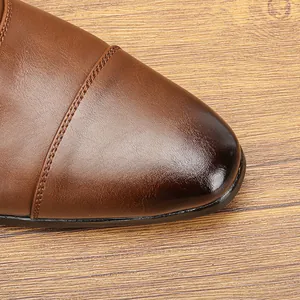 Primo piano di scarpa Oxford in pelle marrone con punta sfumata retrò e cuciture.