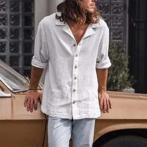 Detalle de una camisa de hombre en algodón arrugado blanco con cuello cubano y botones