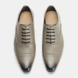 Scarpe Oxford classiche da uomo grigie con punta a punta sfumata e lacci neri