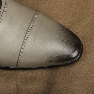 Primo piano di scarpe Oxford da uomo premium con punta affusolata e finitura sfumata.