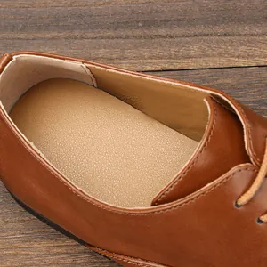 Dettaglio dell'interno confortevole e della soletta testurizzata di scarpe oxford marroni