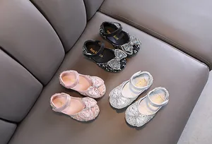 Tre paia di scarpe da principessa glitterate con fiocchi e velcro per bambine