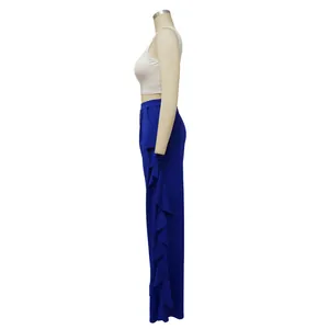 Pantalón azul de talle alto y pernera ancha con elegantes volantes laterales
