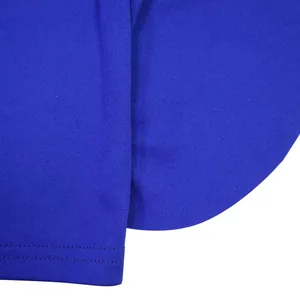 Vista macro de las costuras y el tejido azul de unos elegantes pantalones de pierna ancha