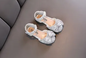 Detailansicht silberne Glitzerschuhe für kleine Mädchen mit Perlenriemen und Schleife