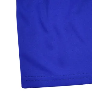 Primer plano de la textura de tela azul real y dobladillo de doble costura en pantalón ancho