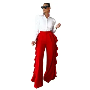 Mujer elegante con blusa blanca de mangas abullonadas y pantalones rojos anchos con volantes
