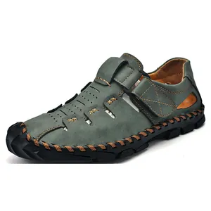 Detalle de sandalias de playa verdes para hombre con costura manual y diseño transpirable