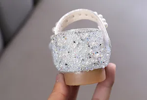Detailansicht der eleganten Mädchen-Prinzessin-Schuhferse mit weißen Perlen und Kristallen