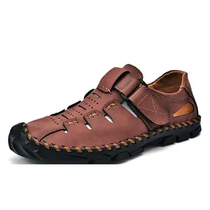 Perfil lateral de sandalias de cuero marrón cosidas a mano para hombre con punta cerrada.
